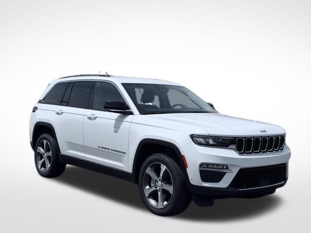 Certified 2023 Jeep Grand Cherokee Limited w/ Luxury Tech Group II AWD/4WD image 5
