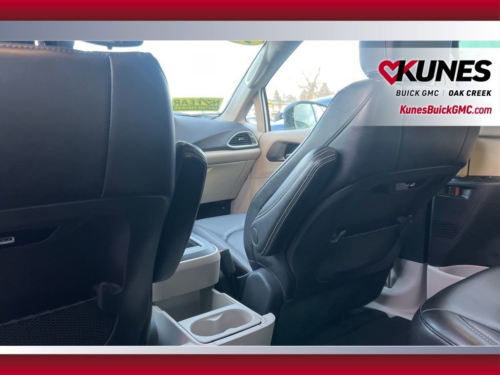 Used 2024 Chrysler Pacifica Touring-L FWD image 26
