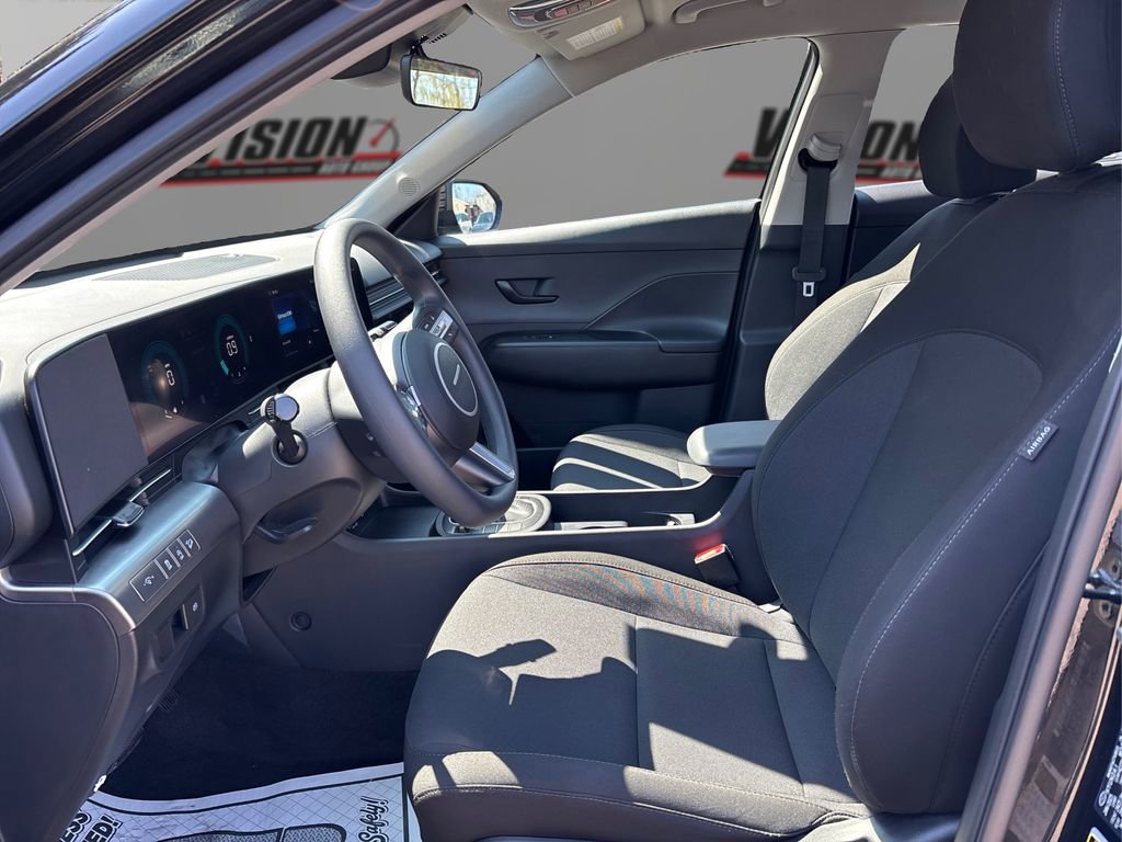 Certified 2025 Hyundai Kona SE image 9