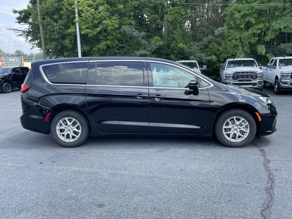 Certified 2024 Chrysler Pacifica Touring-L FWD image 9