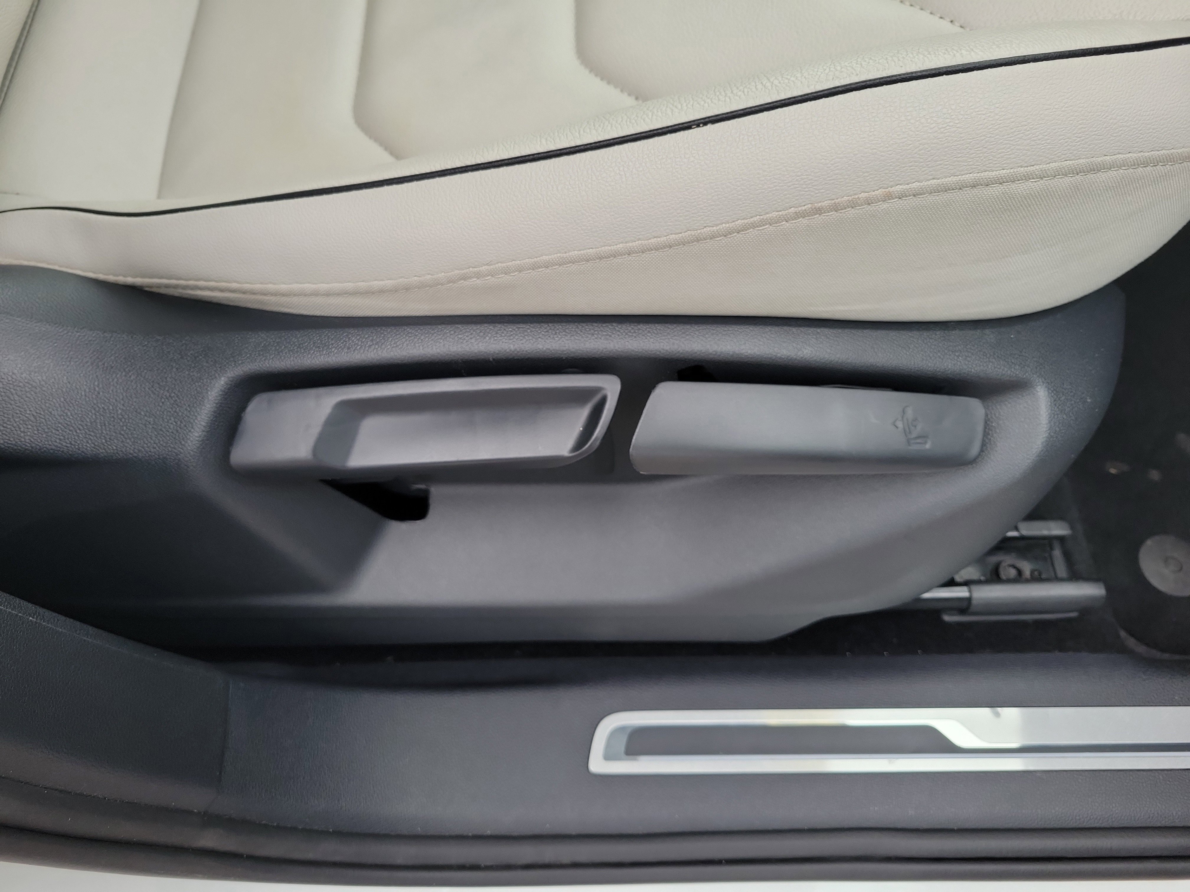 Used 2019 Volkswagen Tiguan SEL Premium image 9