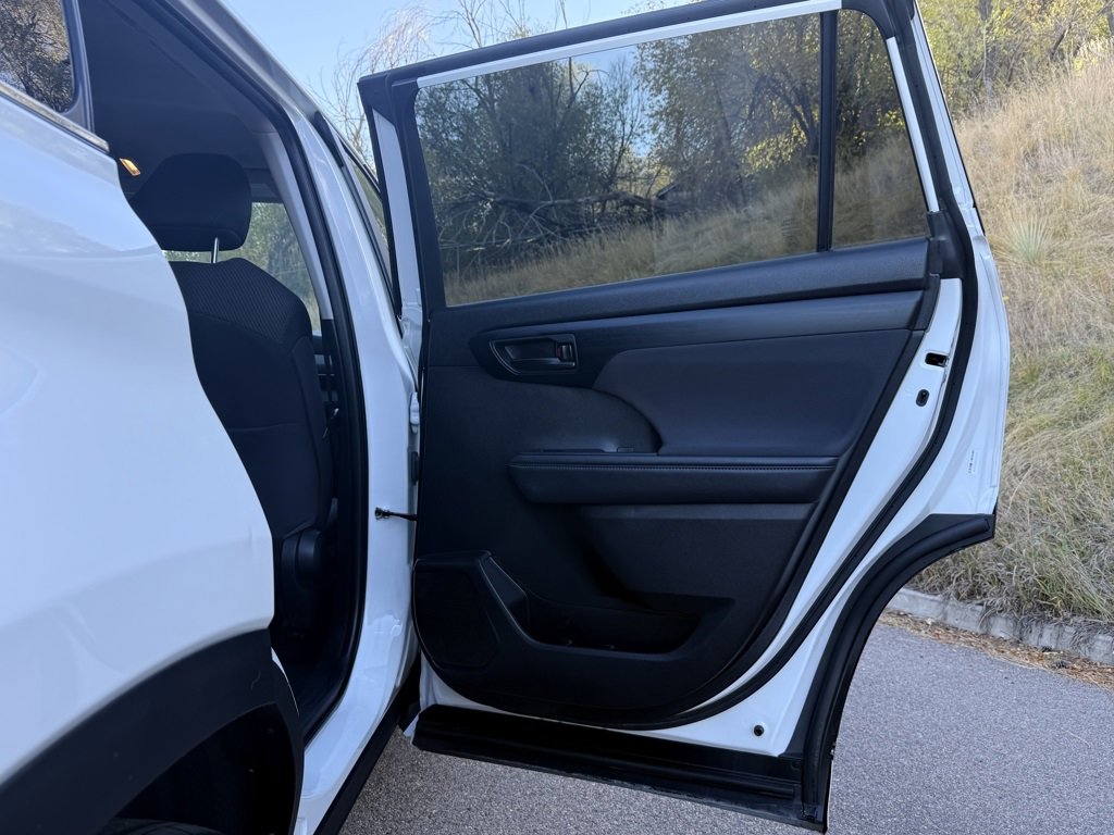 Used 2023 Toyota Highlander LE image 27