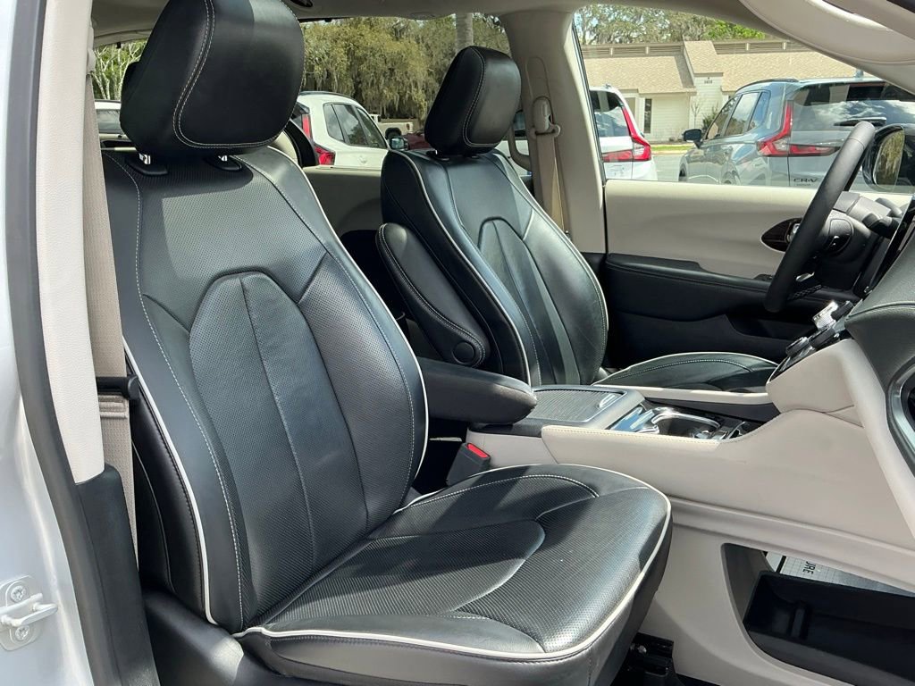 Used 2024 Chrysler Pacifica Limited image 15