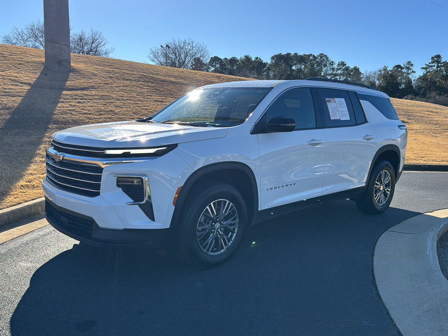 Used 2025 Chevrolet Traverse LT image 2