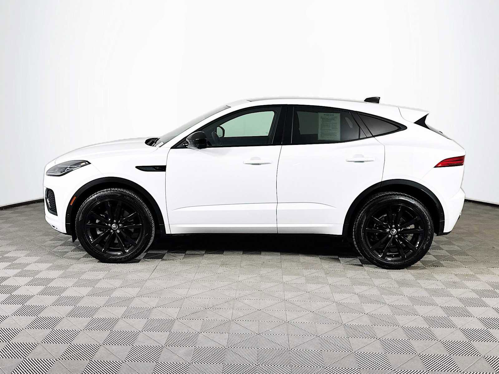 Used 2024 Jaguar E-PACE R-Dynamic SE image 8