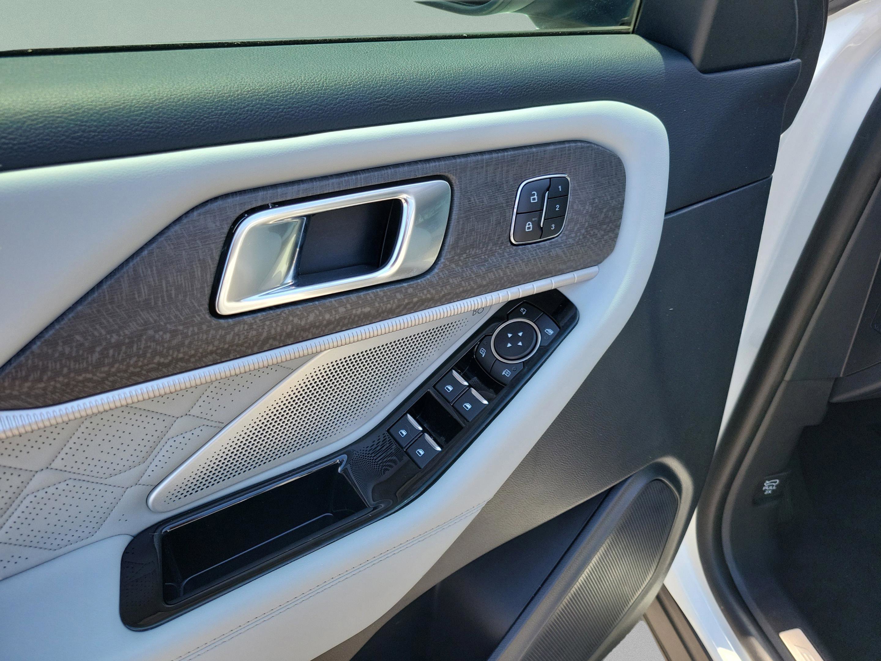 Used 2025 Ford Explorer Platinum w/ Ultimate Package image 6