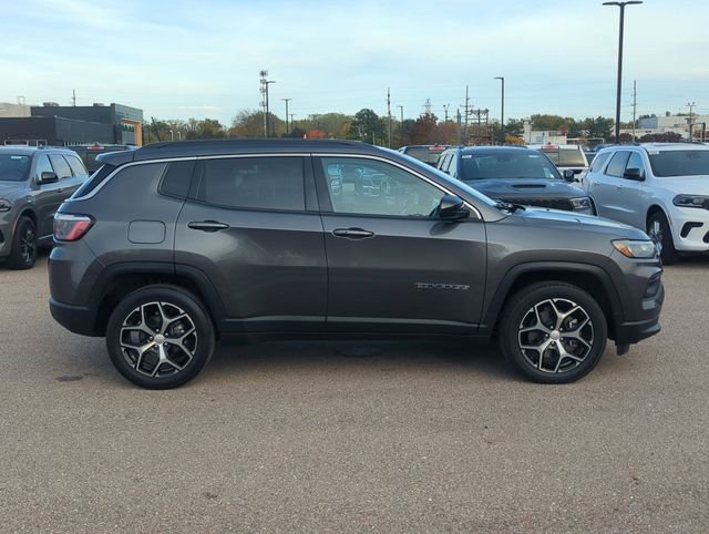 Used 2024 Jeep Compass Latitude image 2