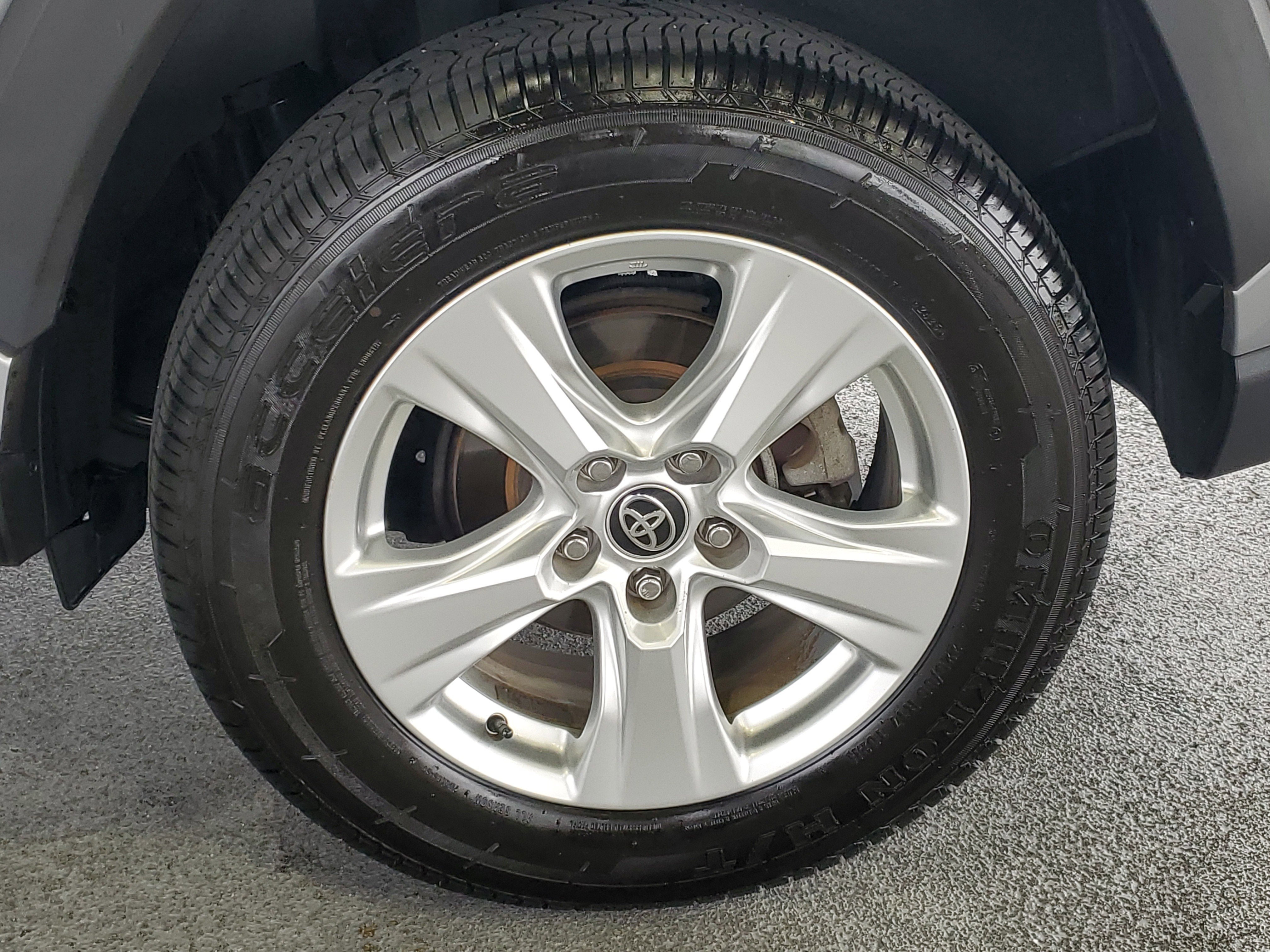 Used 2021 Toyota RAV4 XLE FWD image 5
