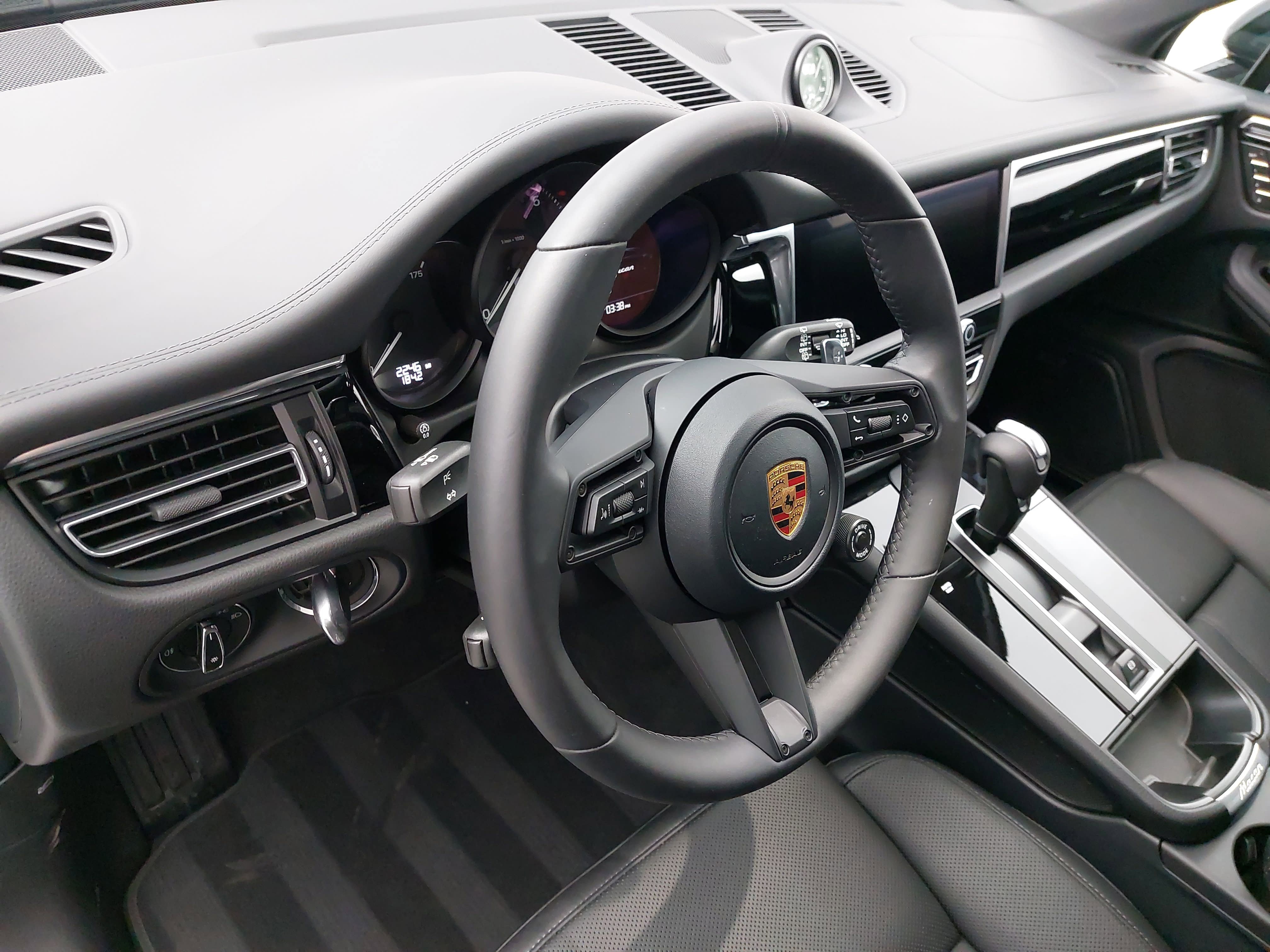 Certified 2026 Porsche Macan image 4