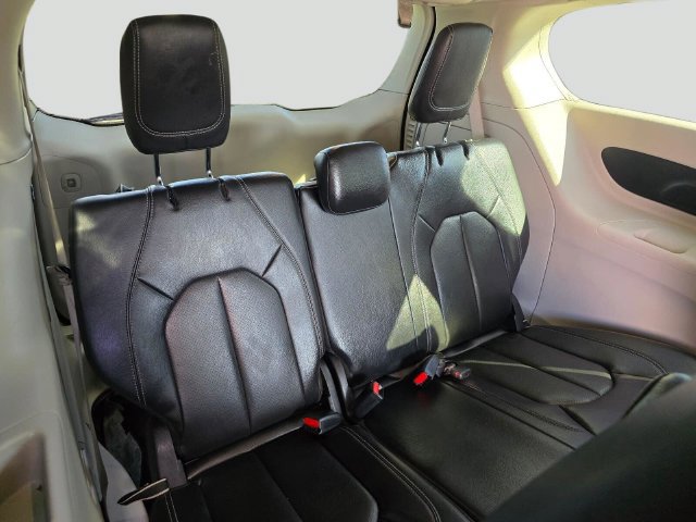 Used 2022 Chrysler Pacifica Touring-L FWD image 13