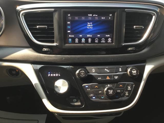 Used 2018 Chrysler Pacifica Touring Plus w/ Tire & Wheel Group FWD image 17