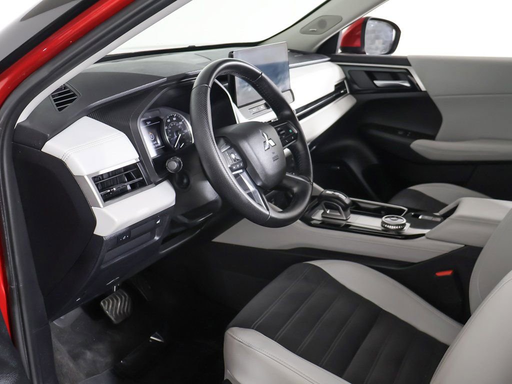 Used 2025 Mitsubishi Outlander SE image 24