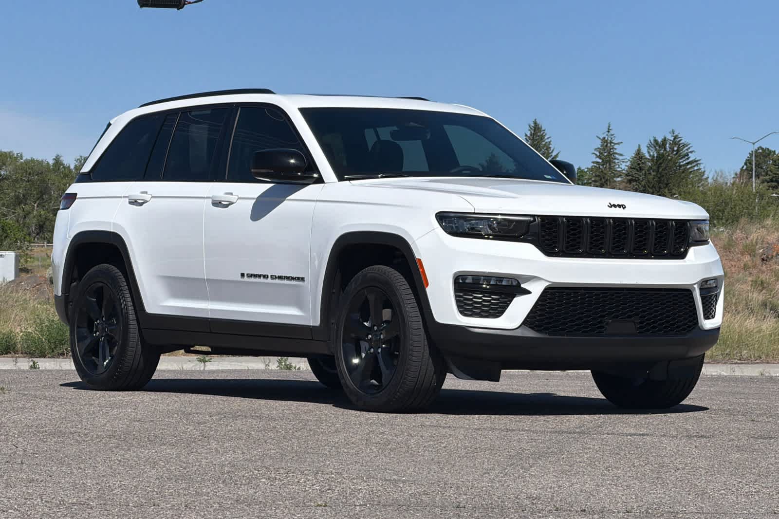 Used 2025 Jeep Grand Cherokee Limited w/ Black Appearance Package AWD/4WD image 9