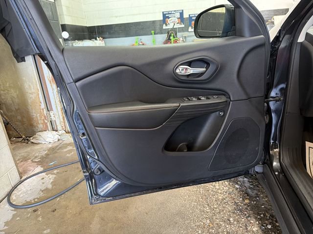 Used 2016 Jeep Cherokee 75th Anniversary AWD/4WD image 13