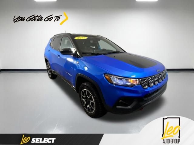 Used 2025 Jeep Compass Trailhawk image 1