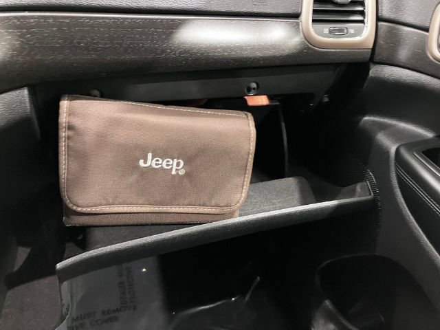 Used 2017 Jeep Grand Cherokee Laredo image 42