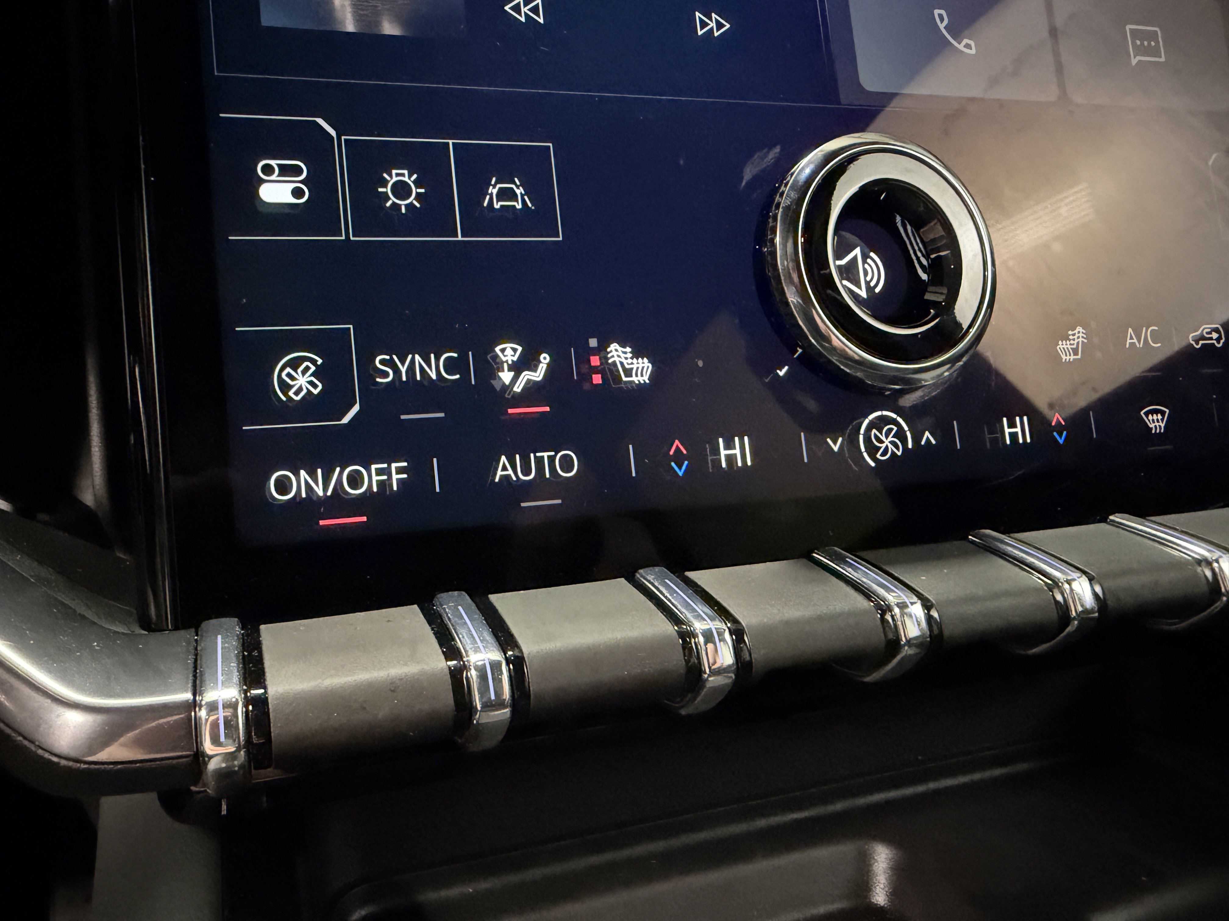 Used 2025 GMC Acadia AT4 w/ Luxury Package image 12