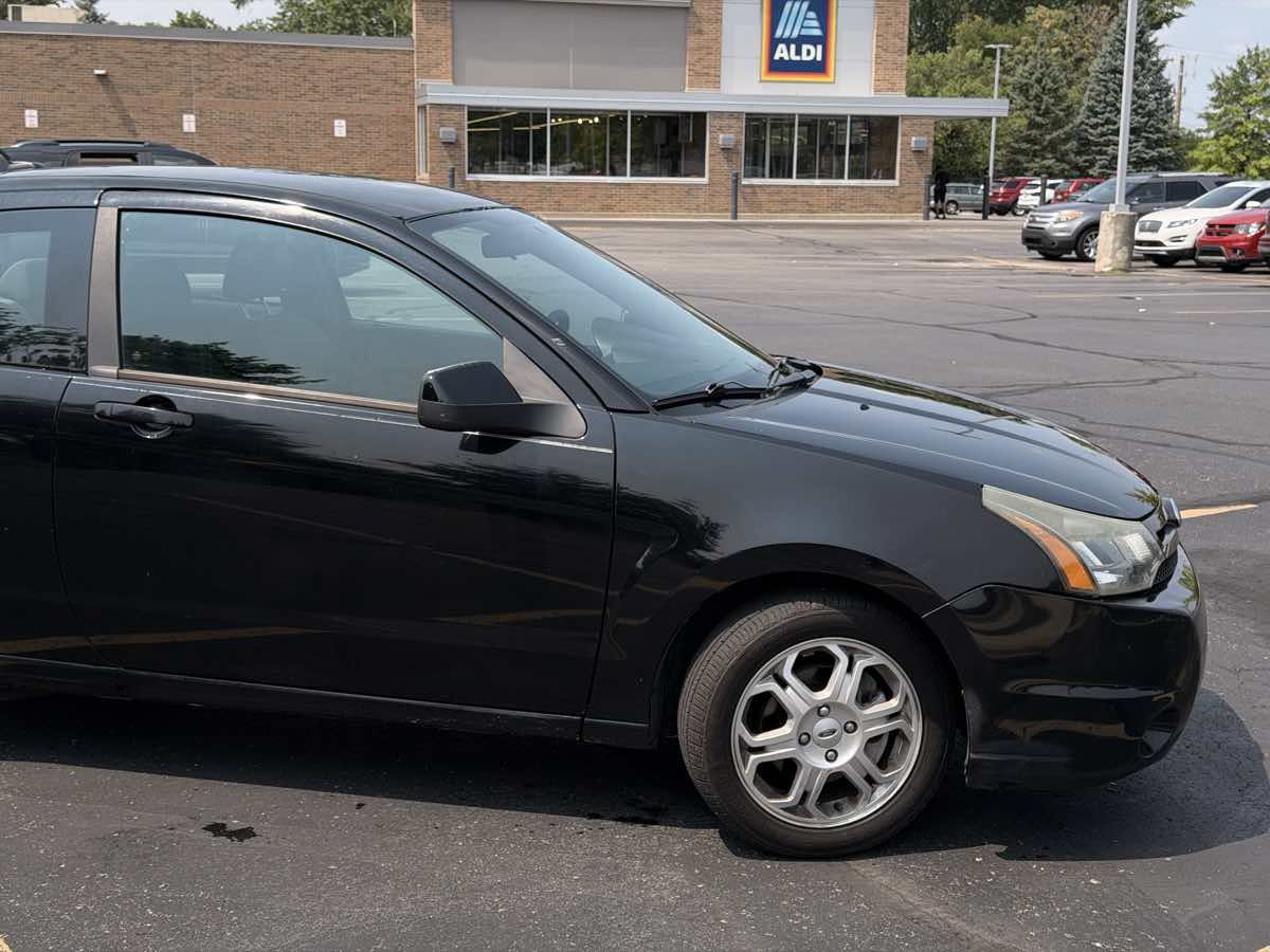 Used 2009 Ford Focus SE FWD image 3