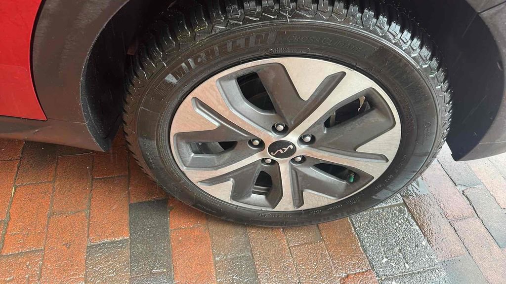 Used 2022 Kia Niro EX Premium w/ Cold Weather Package image 12