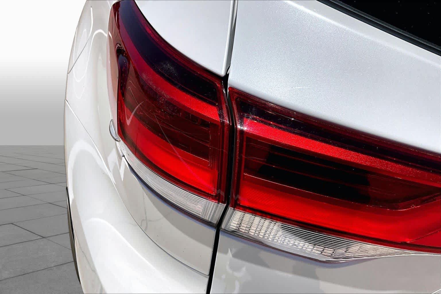 Used 2018 Toyota Highlander Limited FWD image 29