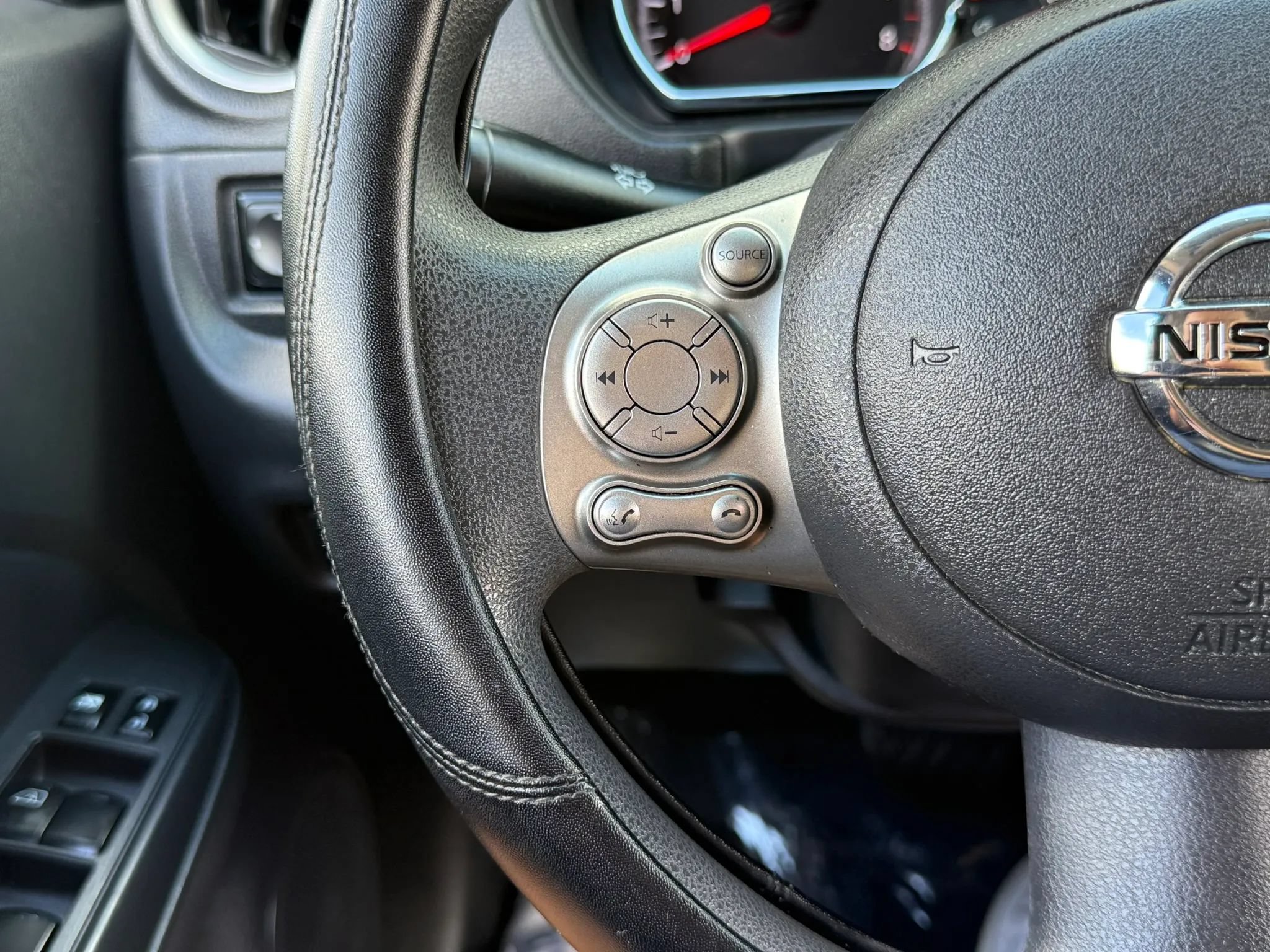 Used 2014 Nissan Versa SV w/ Convenience Package FWD image 17