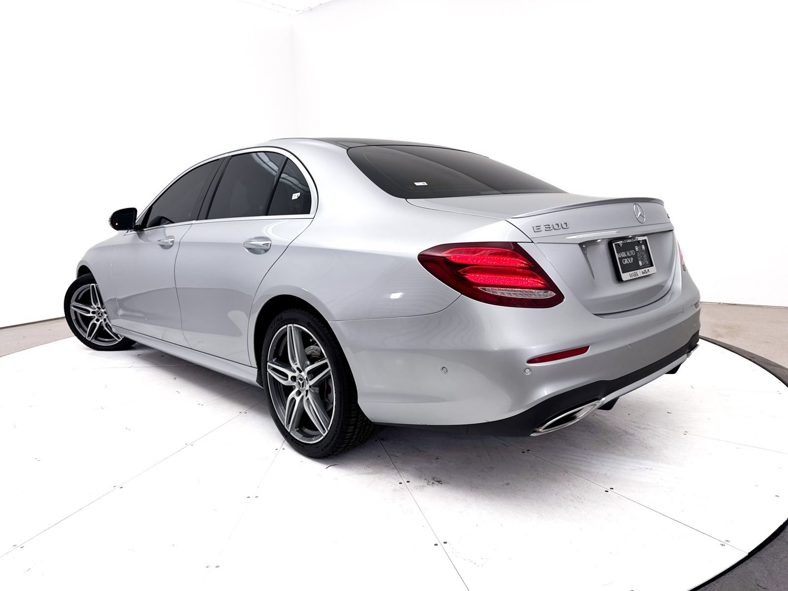 Used 2019 Mercedes-Benz E 300 4MATIC image 2