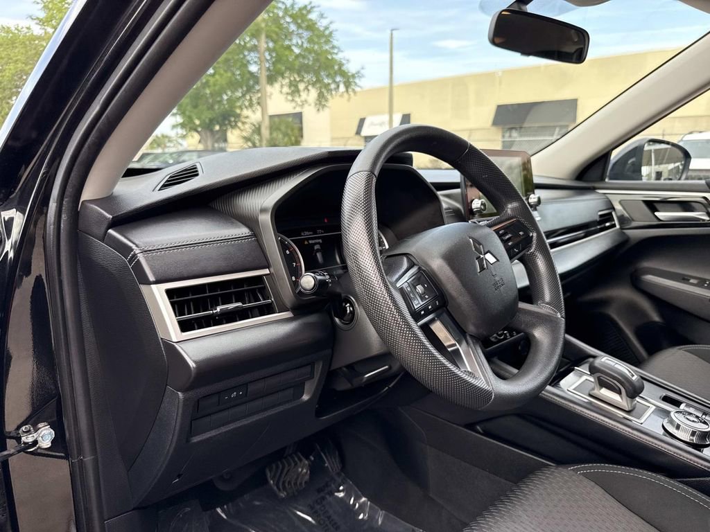 Used 2023 Mitsubishi Outlander ES FWD image 21
