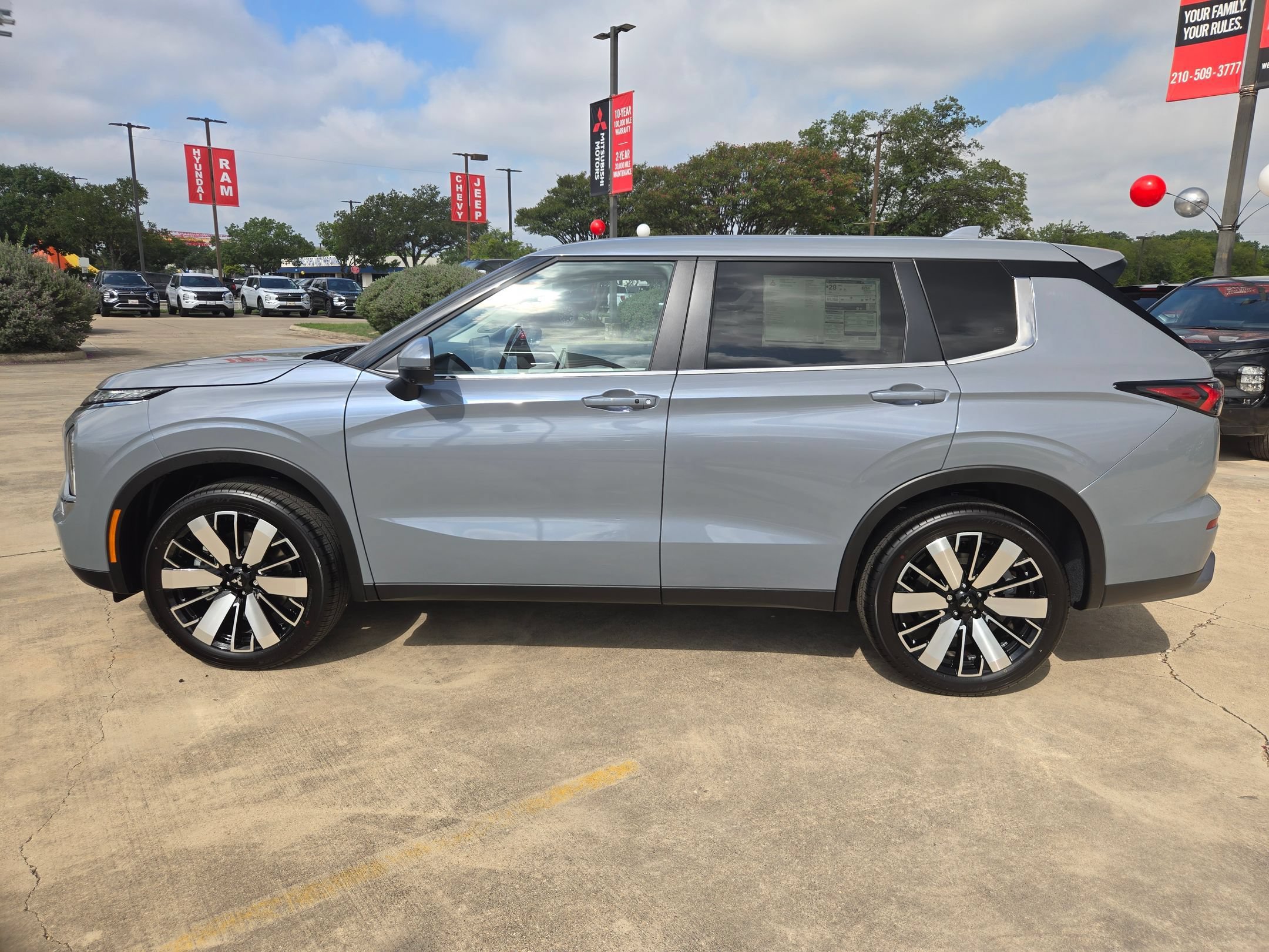 New 2026 Mitsubishi Outlander SE FWD image 2