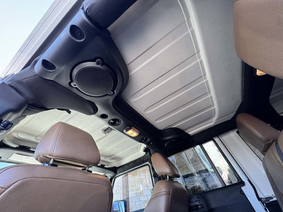 Used 2014 Jeep Wrangler Unlimited Sahara w/ Connectivity Group AWD/4WD image 9