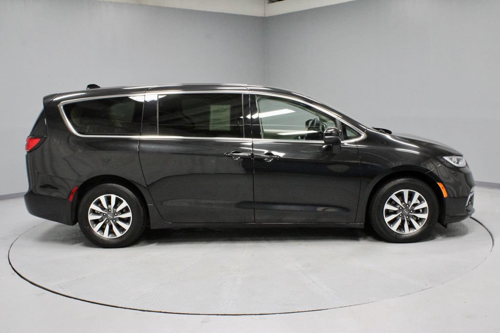 Used 2023 Chrysler Pacifica Touring-L FWD image 11