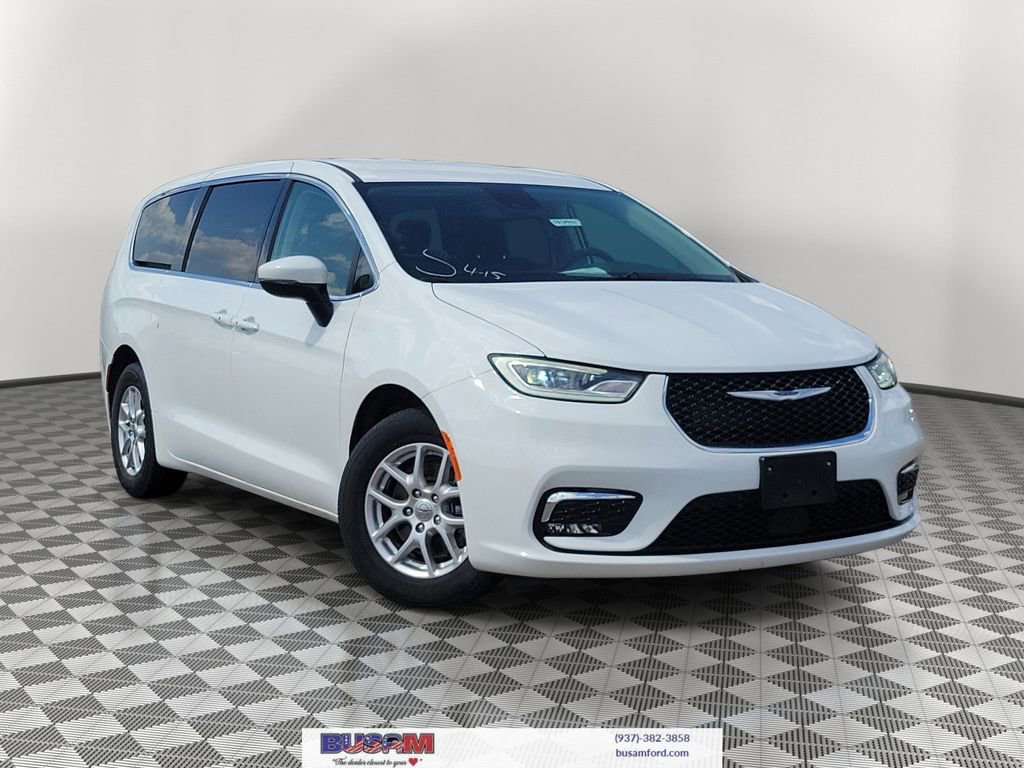 Used 2023 Chrysler Pacifica Touring-L FWD image 1