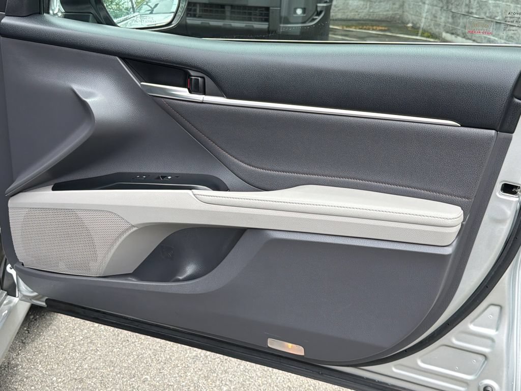 Used 2018 Toyota Camry XLE FWD image 12