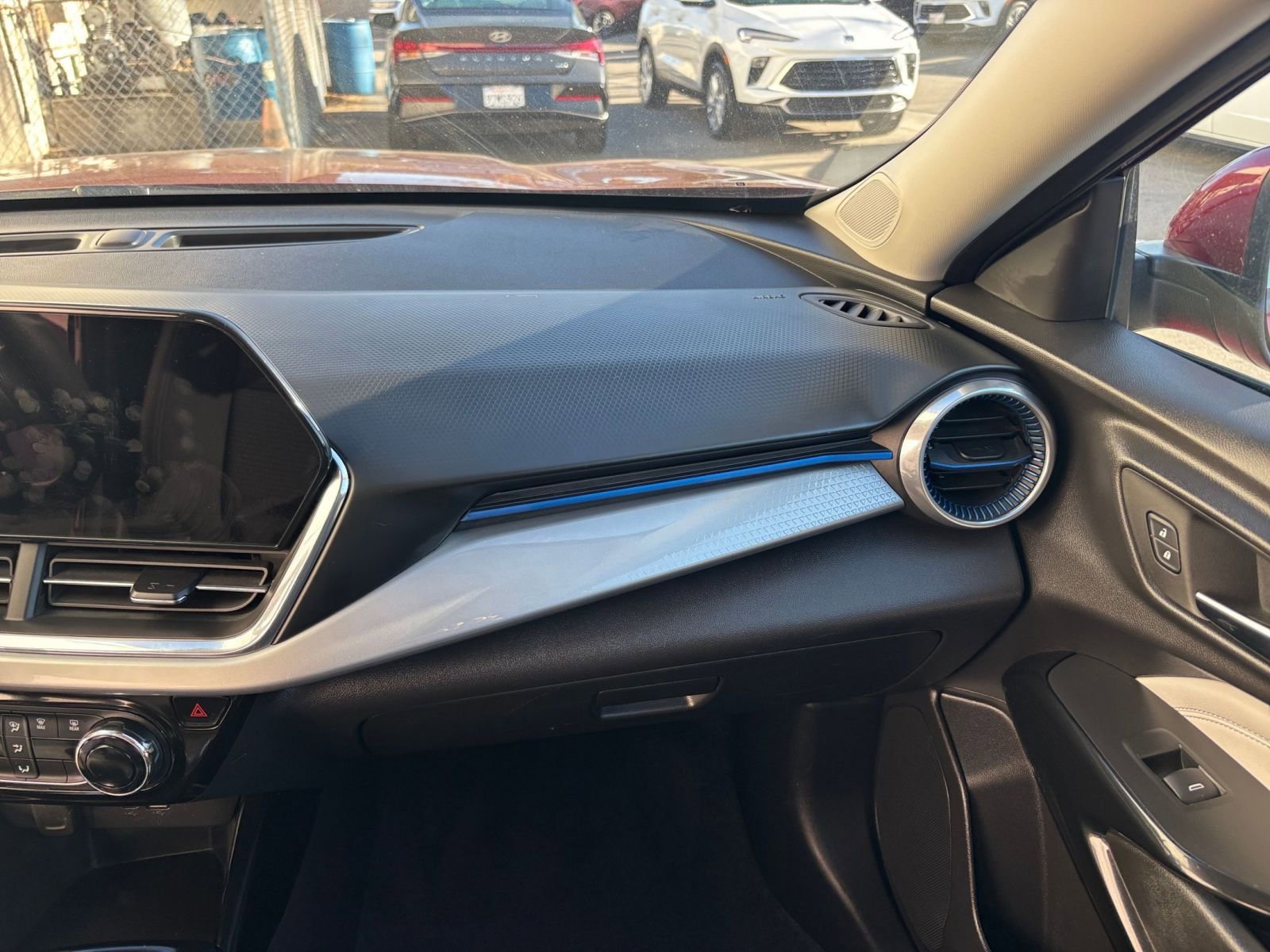 Used 2025 Chevrolet Trax LT image 35