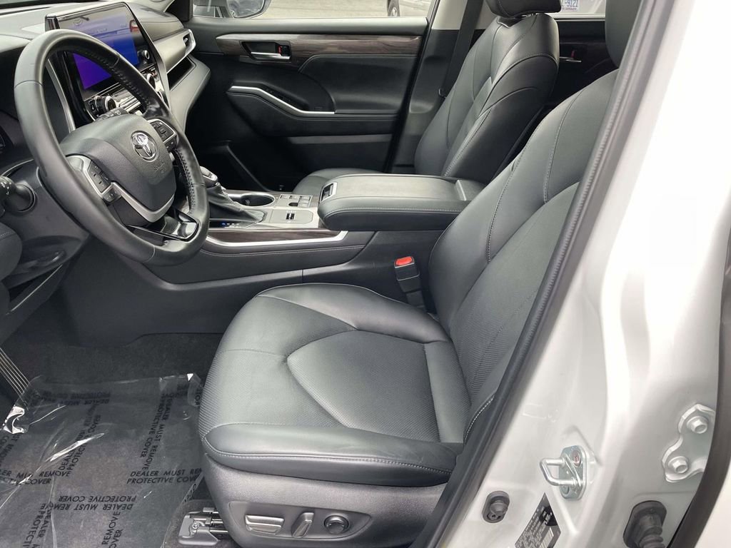 Used 2023 Toyota Highlander Limited image 30