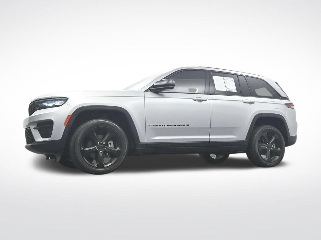 Used 2024 Jeep Grand Cherokee Altitude RWD image 40