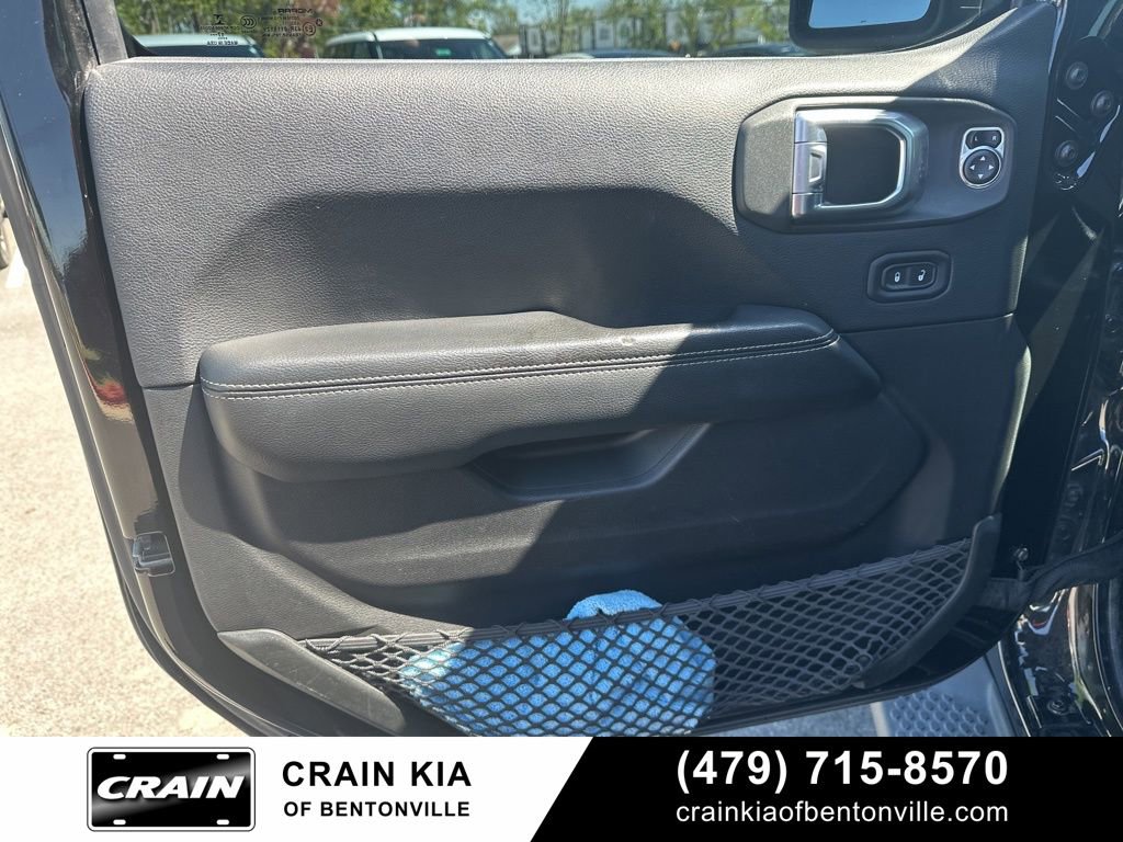 Used 2018 Jeep Wrangler Unlimited Sahara AWD/4WD image 13