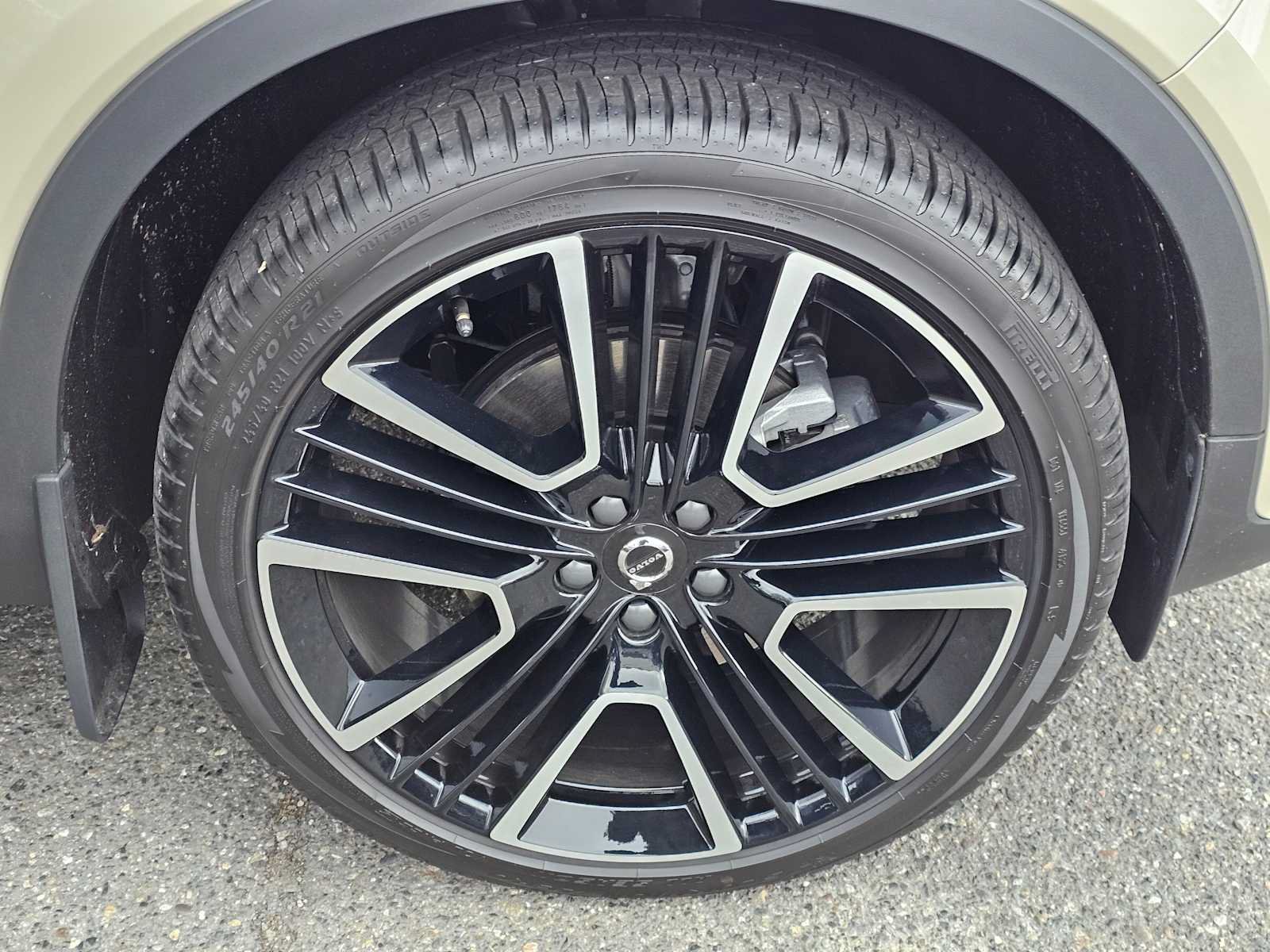 New 2025 Volvo XC40 B5 Plus w/ Climate Package AWD/4WD image 9