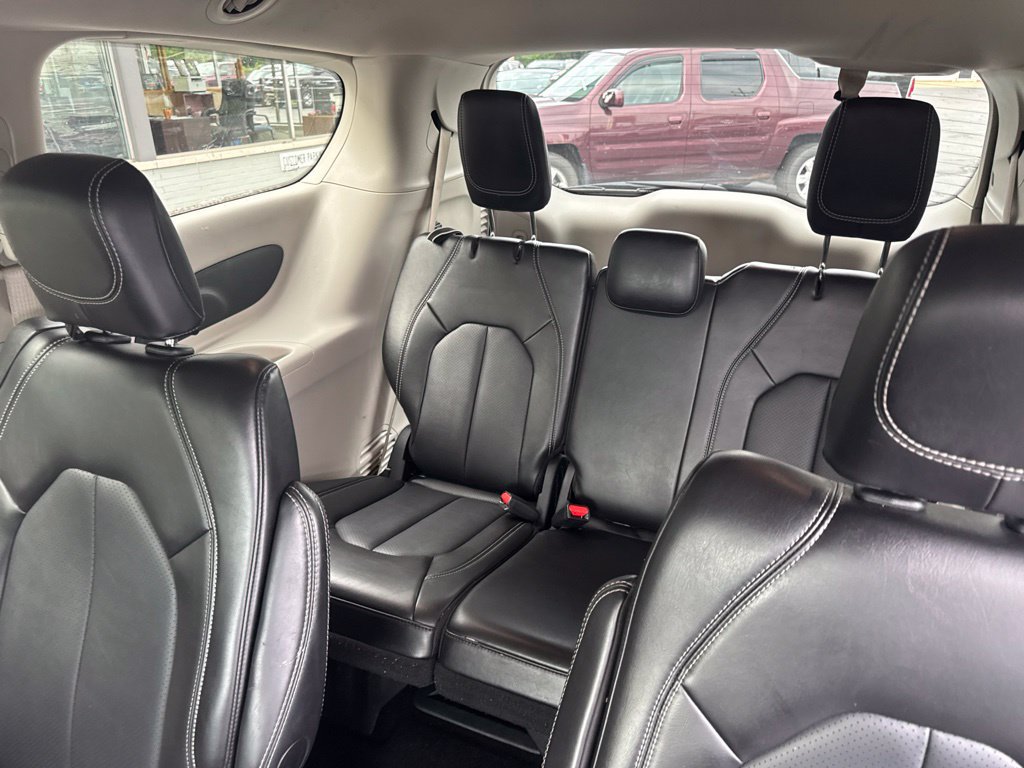 Used 2024 Chrysler Pacifica Touring-L FWD image 11