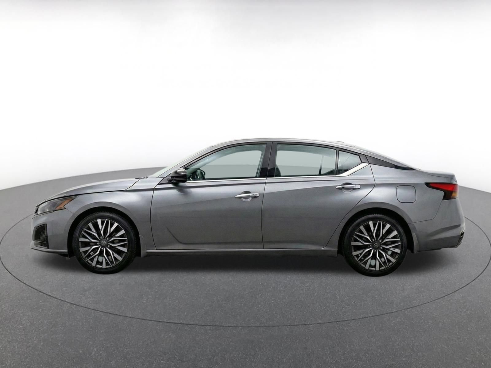 Used 2025 Nissan Altima 2.5 SV FWD image 4