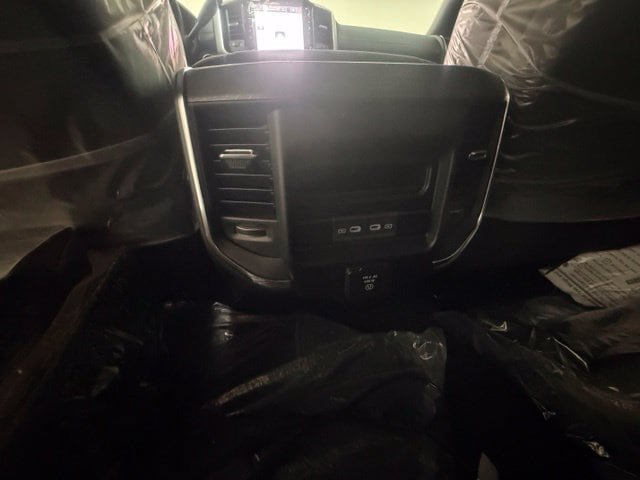New 2026 RAM 3500 Laramie AWD/4WD image 31