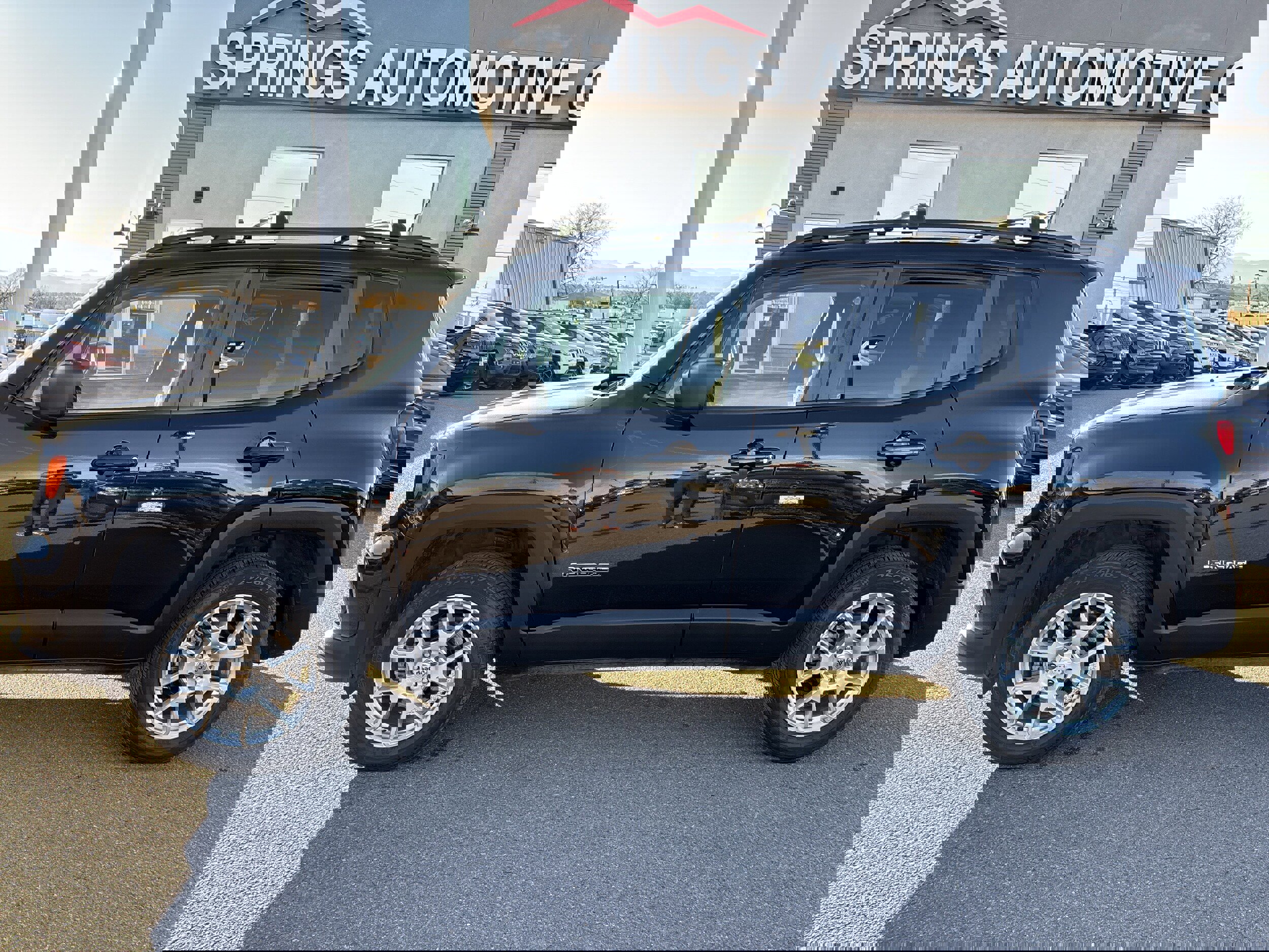 Used 2022 Jeep Renegade Latitude image 2
