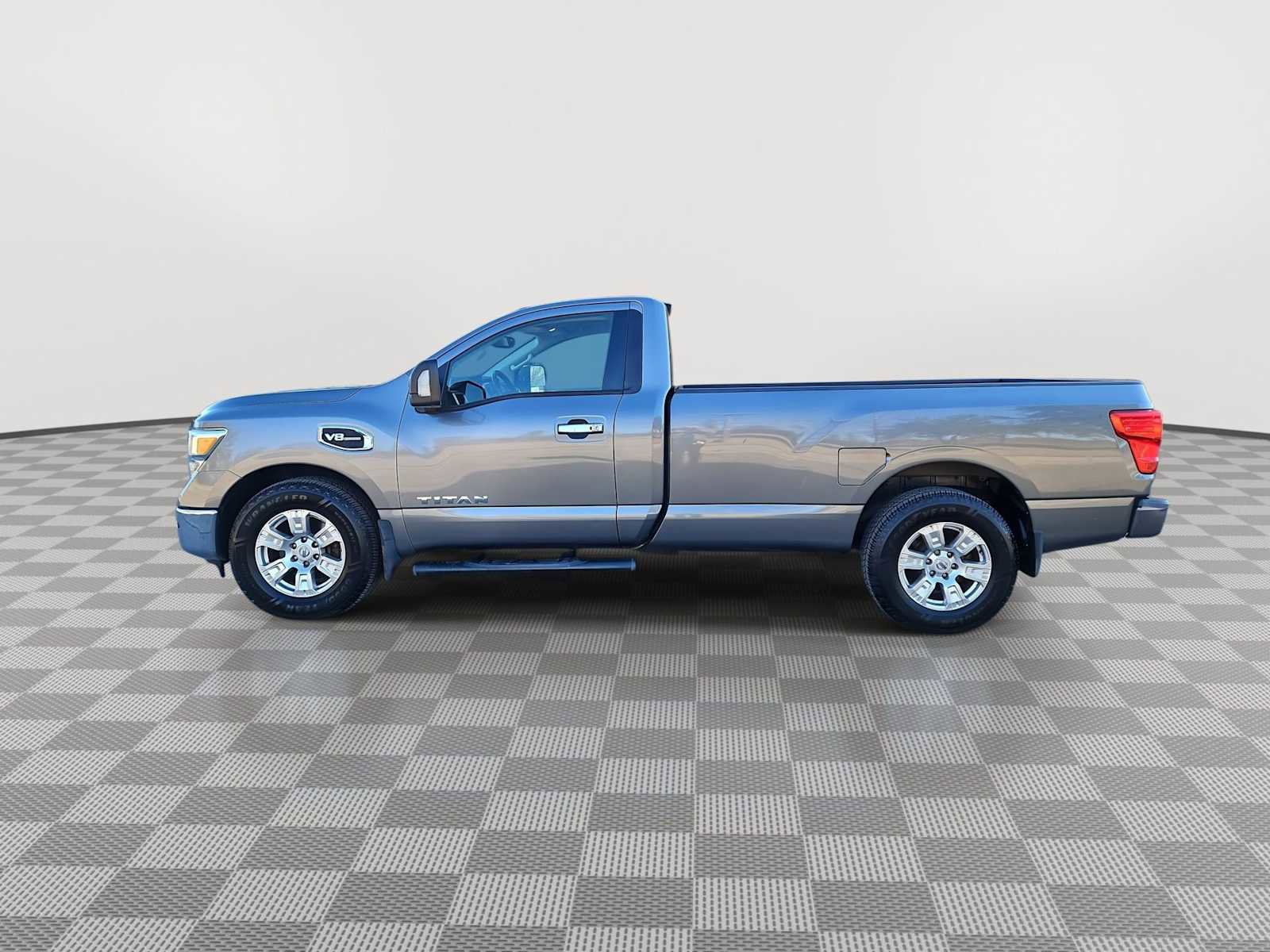 Used 2017 Nissan Titan SV image 5