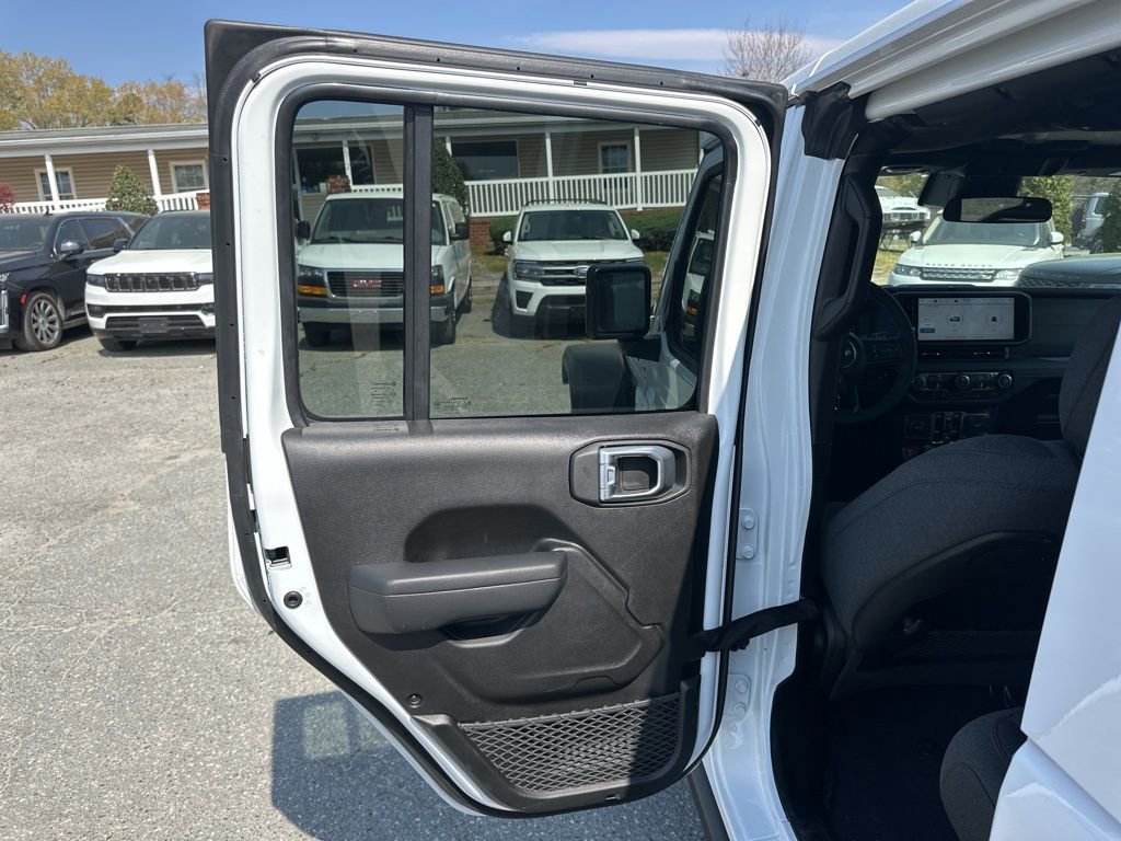 Used 2025 Jeep Wrangler Unlimited Rubicon w/ Convenience Group AWD/4WD image 23