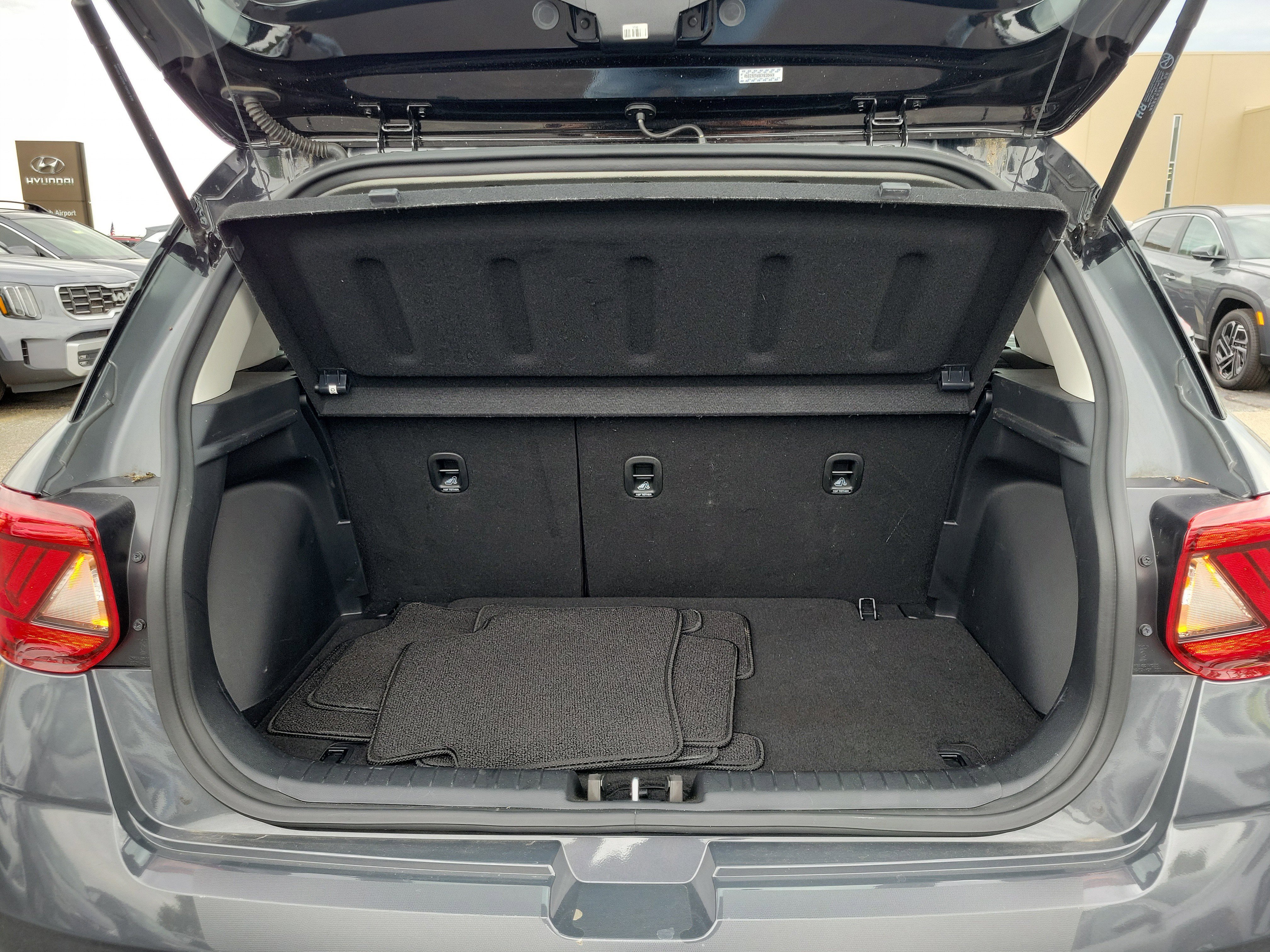 Used 2023 Hyundai Venue Limited FWD image 8