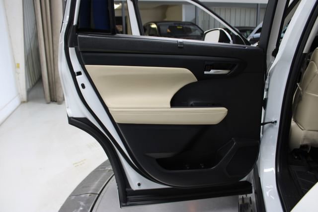 Used 2023 Toyota Highlander XLE image 32