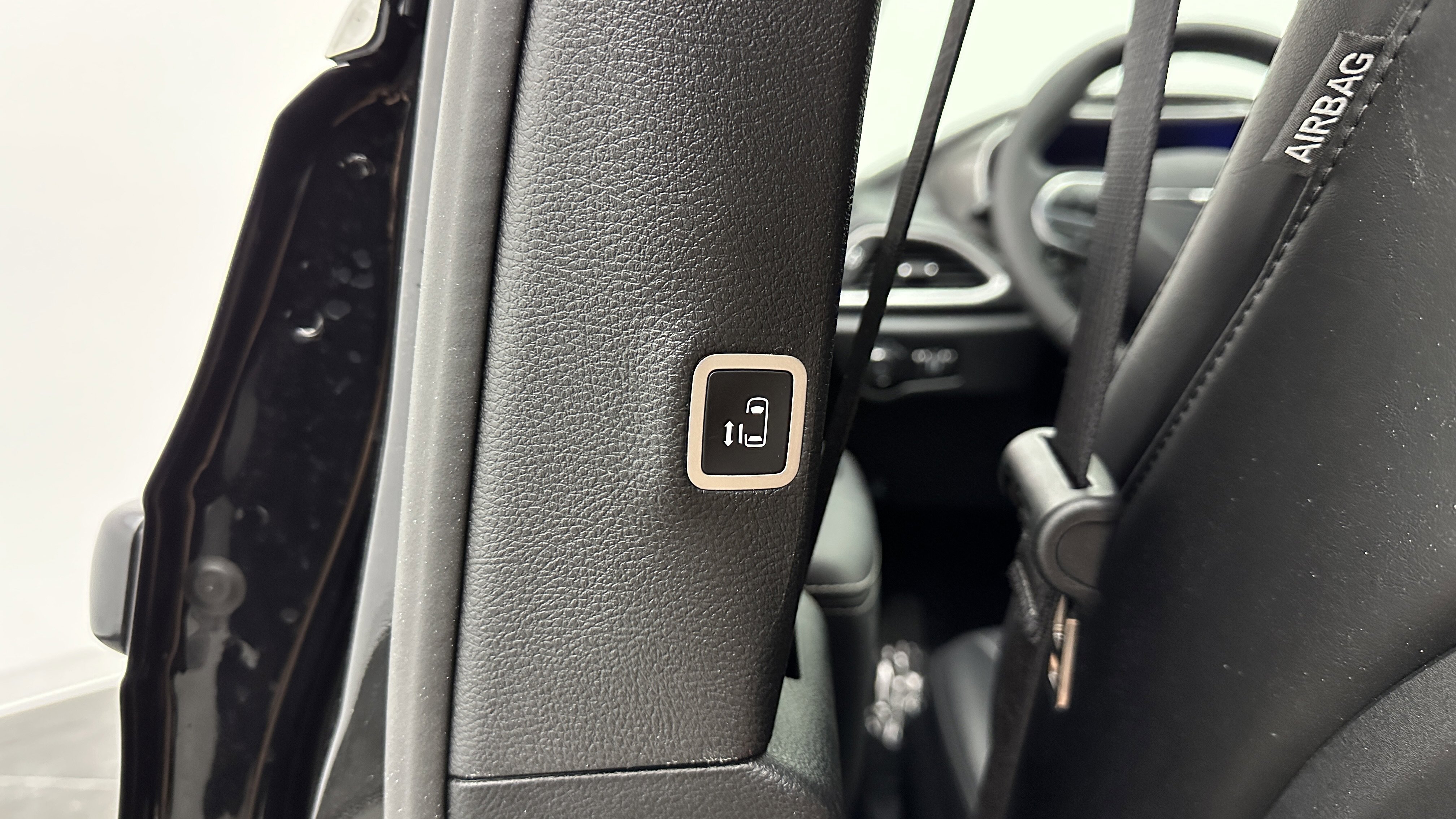 Used 2025 Chrysler Pacifica Select image 27