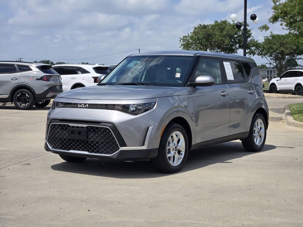 Certified 2025 Kia Soul LX w/ LX Technology Package FWD image 2