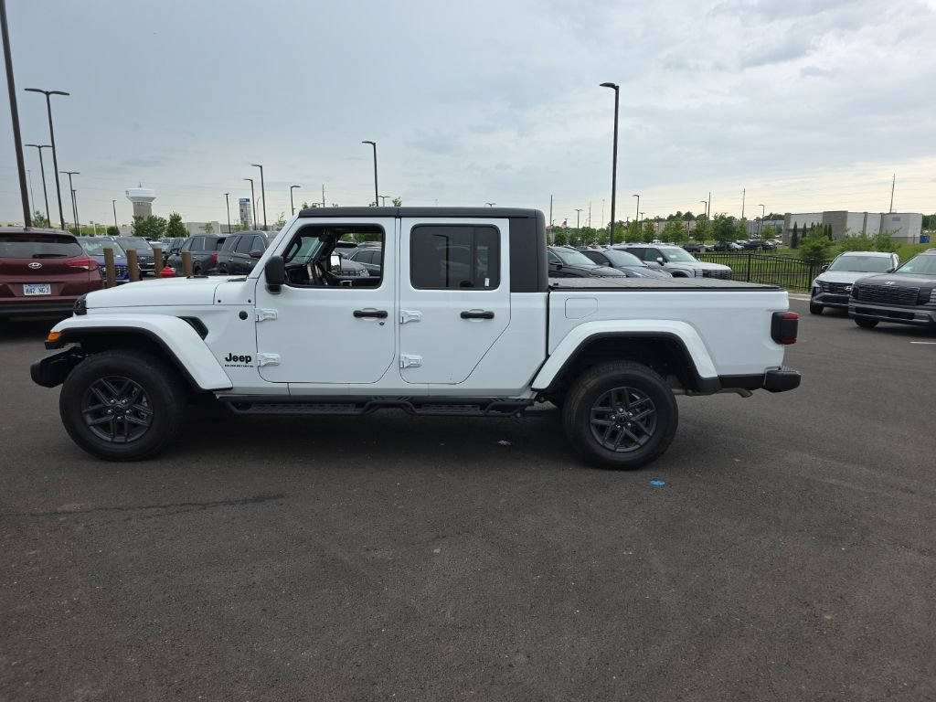 Used 2024 Jeep Gladiator Sport AWD/4WD image 8