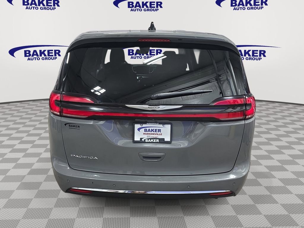 Used 2023 Chrysler Pacifica Touring-L image 6