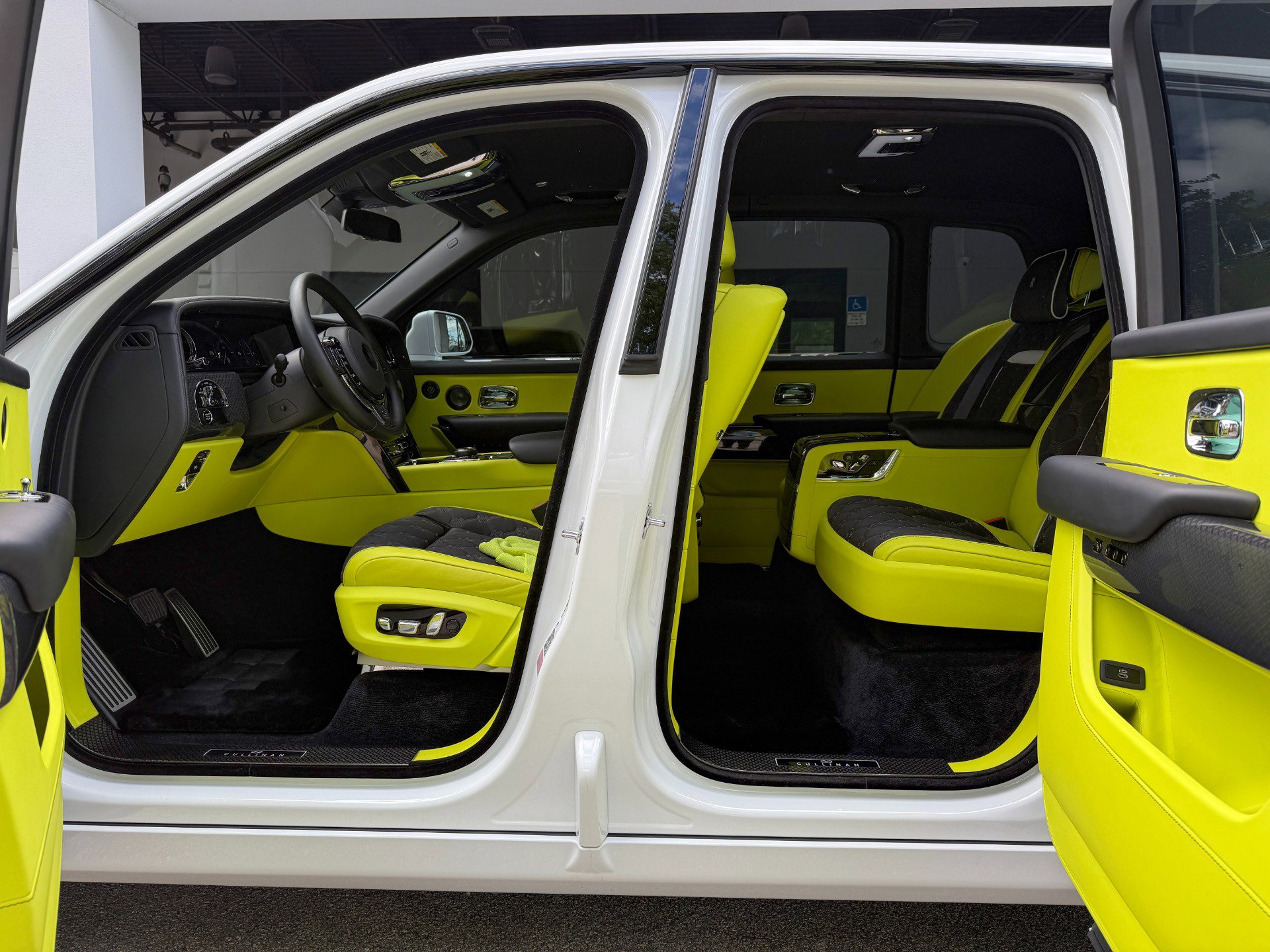 Used 2025 Rolls-Royce Cullinan Black Badge image 30